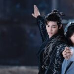 Lu Yuxiao y actor coprotagonista en una pose de combate sincronizada, vistiendo trajes tradicionales chinos de fantasía en un dorama histórico.