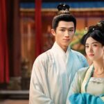 Lu Yuxiao y actor coprotagonista posando juntos con elegantes trajes tradicionales chinos dentro de un set de rodaje histórico.