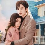 Lu Yuxiao abrazada por su coprotagonista frente a una casa estilo suburbano con una torre de reloj al fondo, en una escena romántica de dorama moderno.