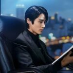 Retrato de un actor coreano sentado en un sillón ejecutivo leyendo un libro con la ciudad iluminada de fondo