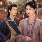 Ilustración digital realista de los protagonistas de "Story of Kunning Palace" vestidos con trajes tradicionales, sosteniendo un libro antiguo y un instrumento musical bajo hojas de arce otoñales.