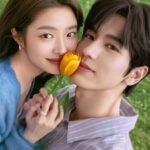 Ilustración digital de los protagonistas del dorama "The Best Thing" sosteniendo un tulipán amarillo en un entorno natural primaveral.