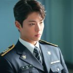El actor coreano Park Bo-gum viste uniforme de policía en una escena del drama Good Boy.